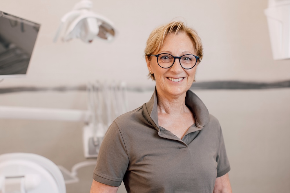 zahnarzt-erftstadt-wiesner-mitarbeiterin zahnarzt-erftstadt-wiesner-mitarbeiterin