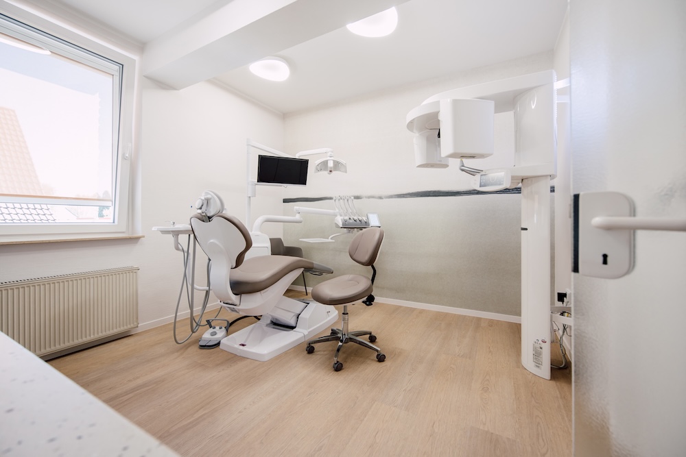 zahnarzt-erftstadt-wiesner- behandlungszimmer